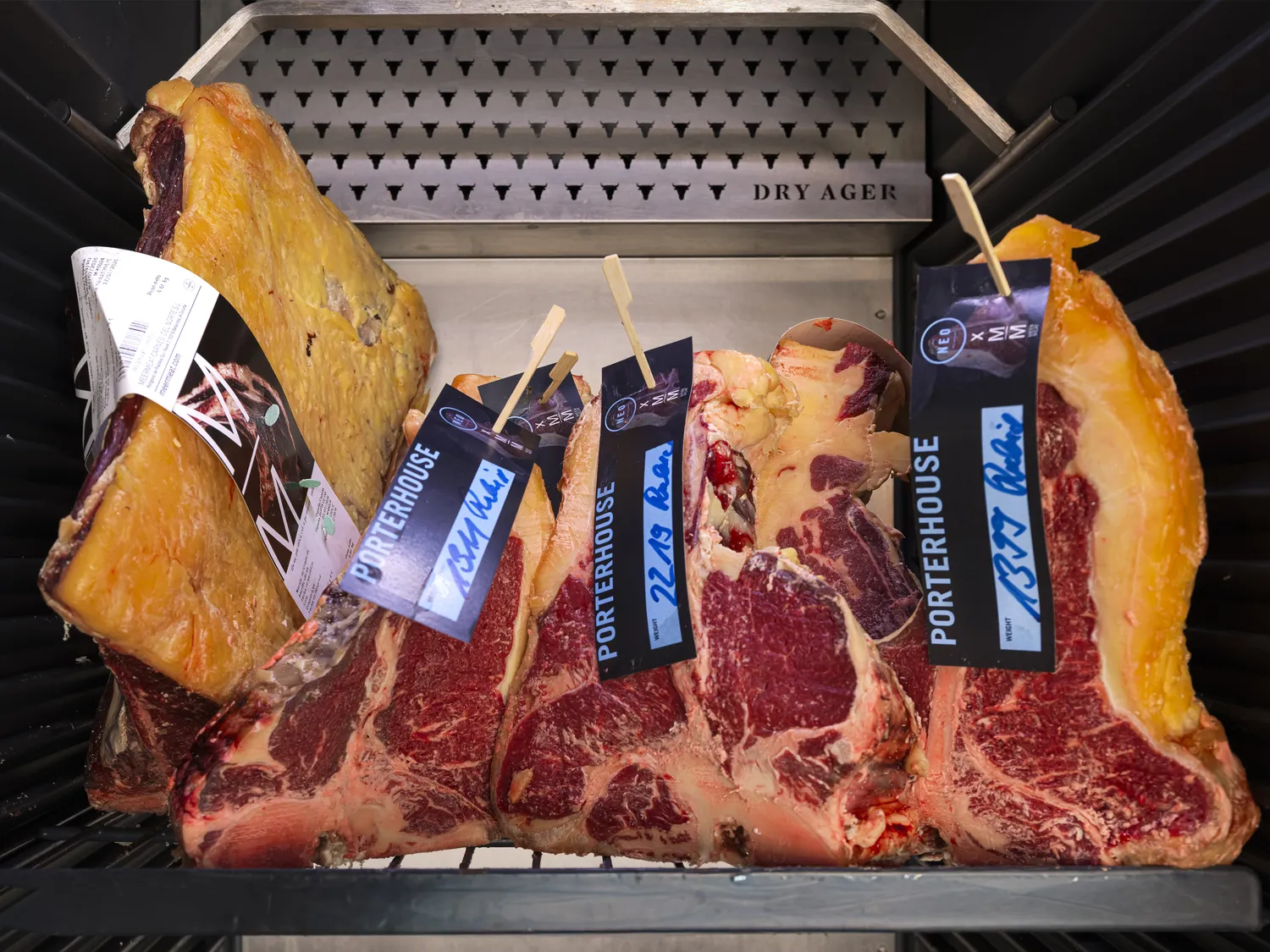 Porterhouse-Cuts im Dry-Aged-Humidor des NEO