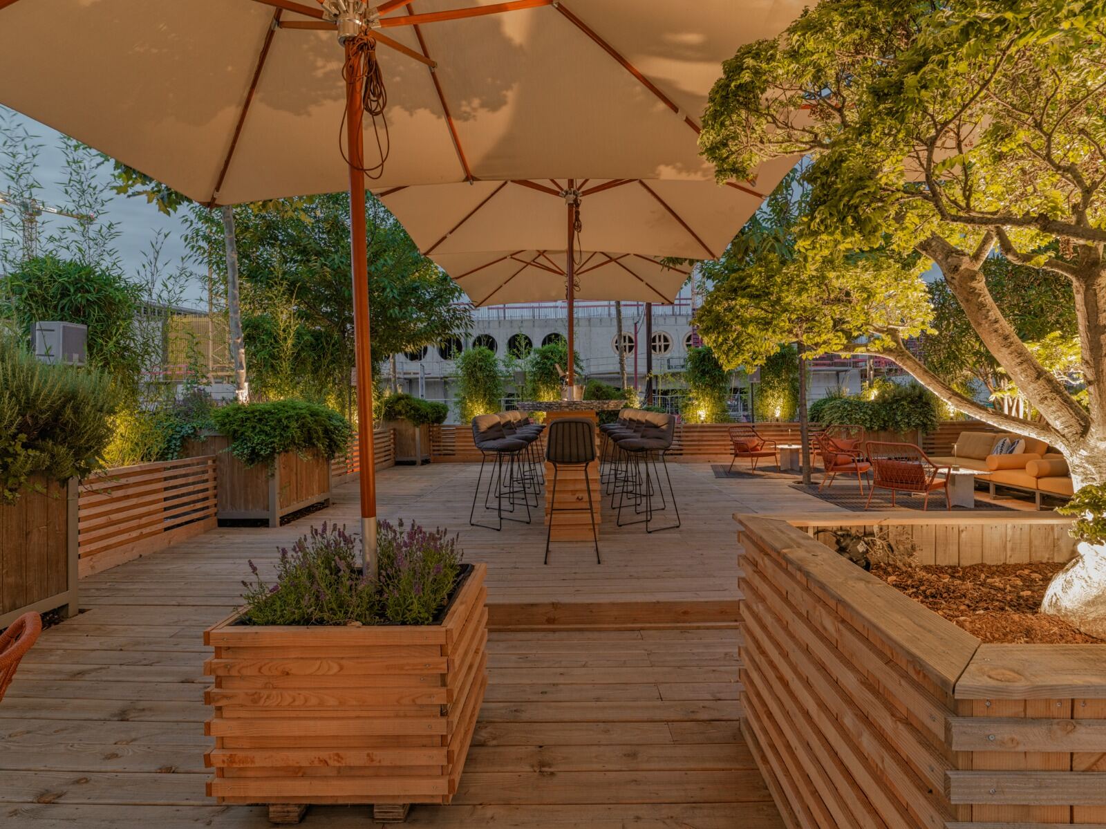 Terrasse mit Sonnenschirmen