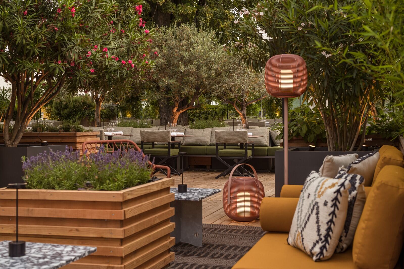 Lounge-Ecke im Garten