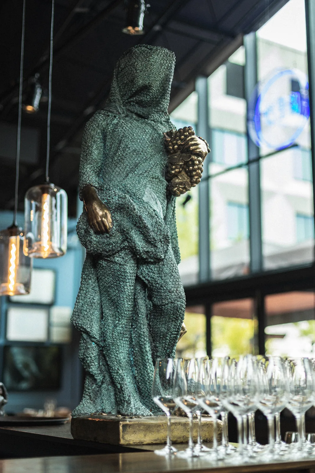 Bronze-Skulptur an der Bar