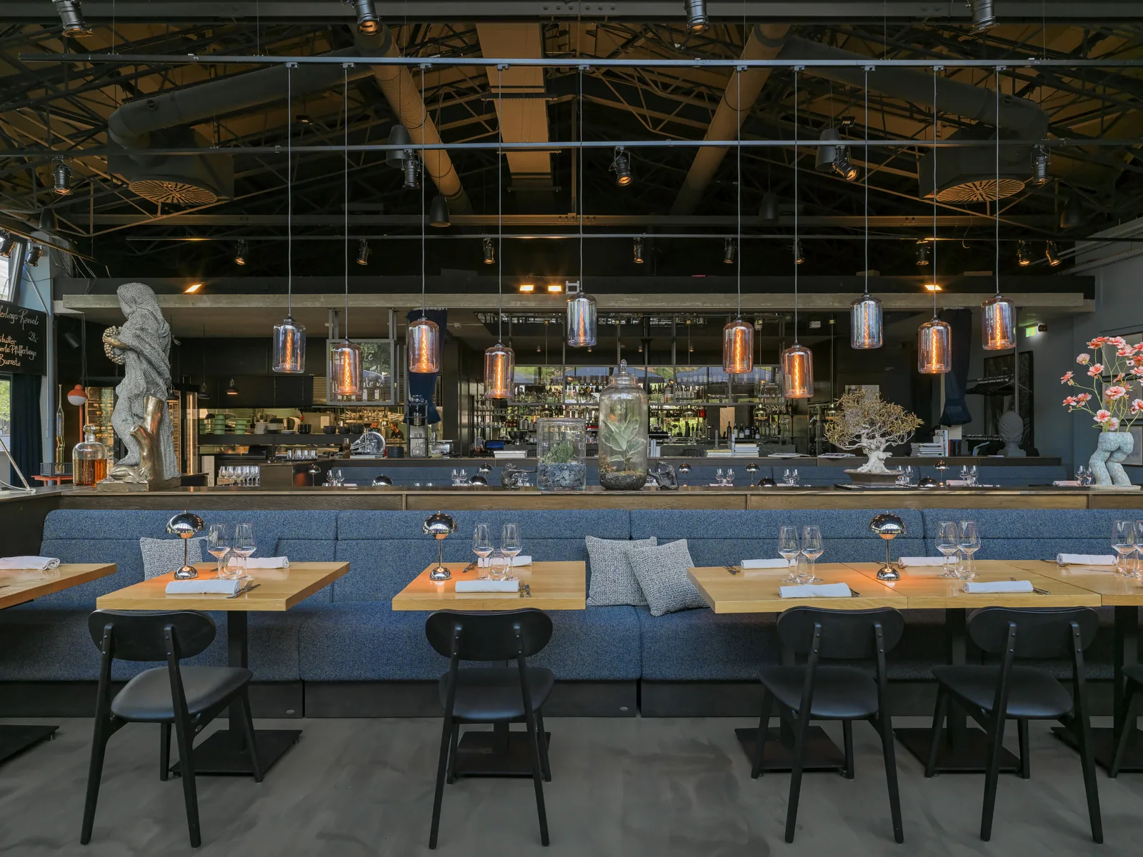 Through the restaurant to the bar