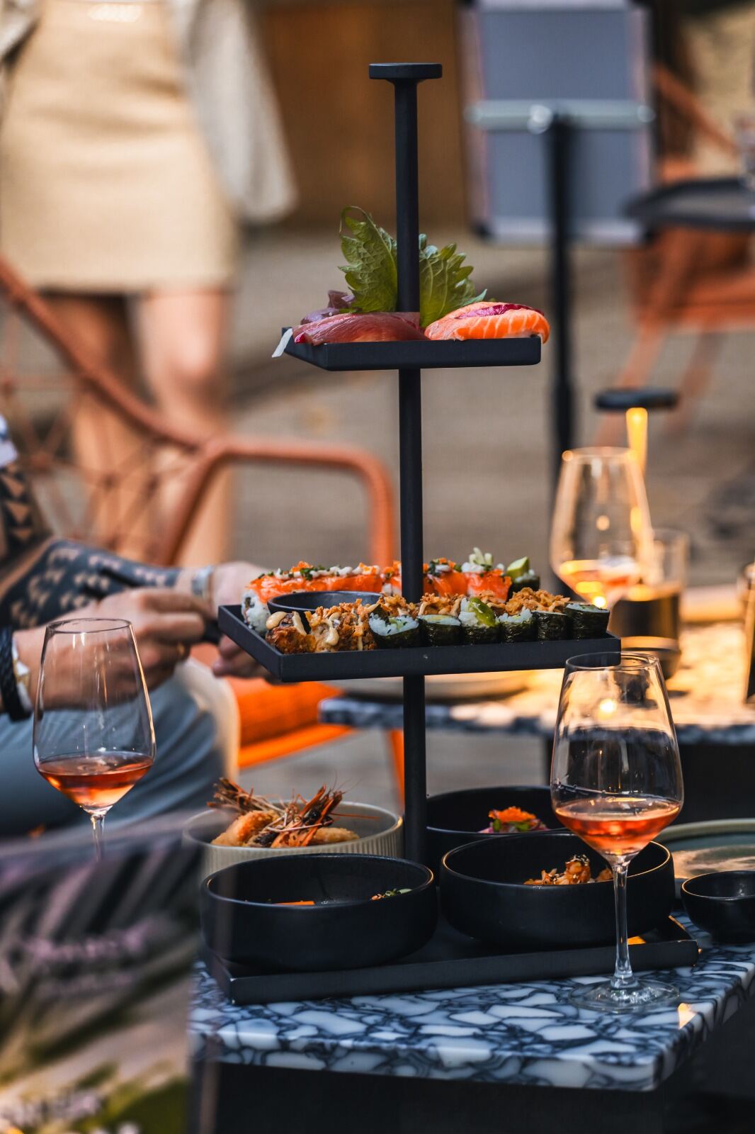 Sushi-Etagere auf der Terrasse