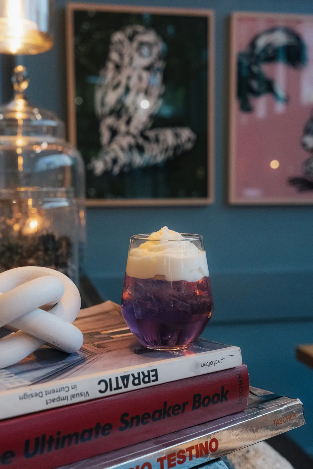 Drink vor der Kunstwand