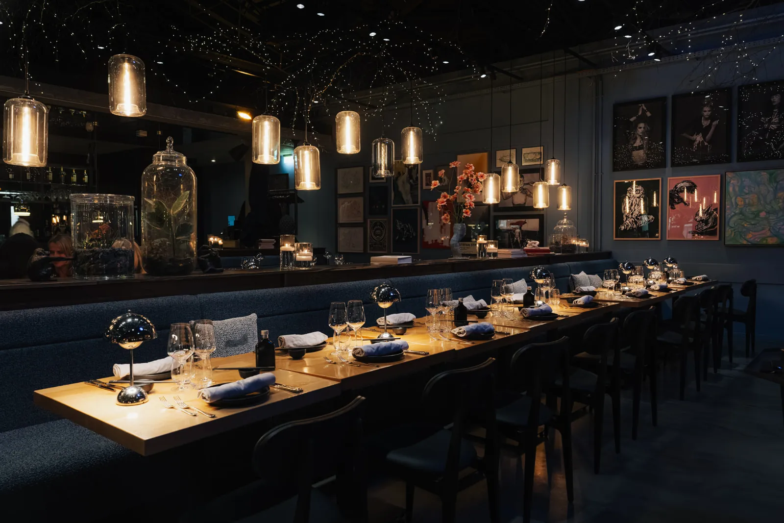 Lange Tafel unter den Glasleuchten