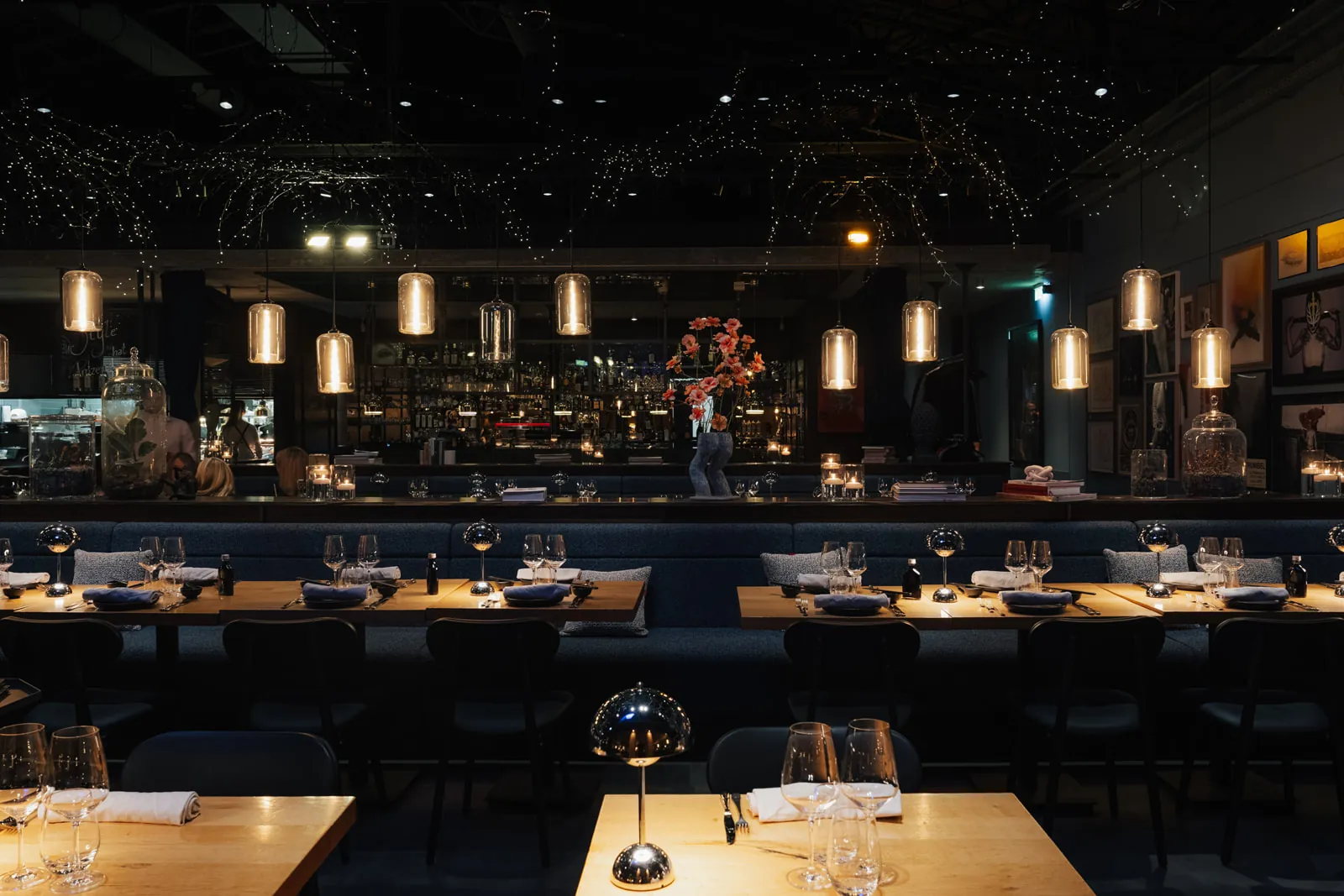 Gedeckte Tische im Restaurant
